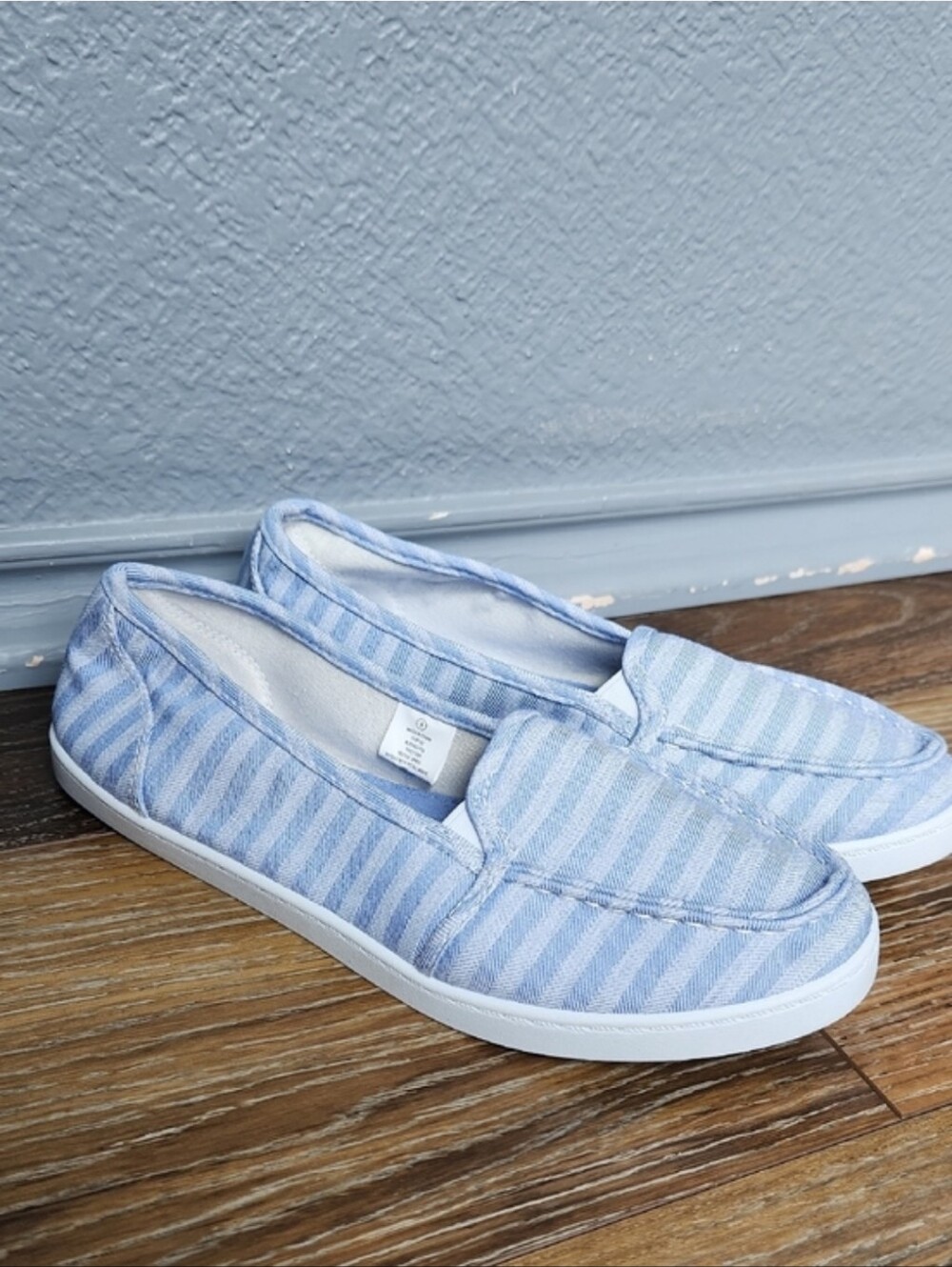 NWOT Kinetic Energy Blue Stripe White Shoes